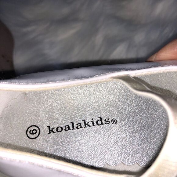 Bundle of 4 Item Girls Toddler, Shoes, Top, Jeans - Picture 8 of 12